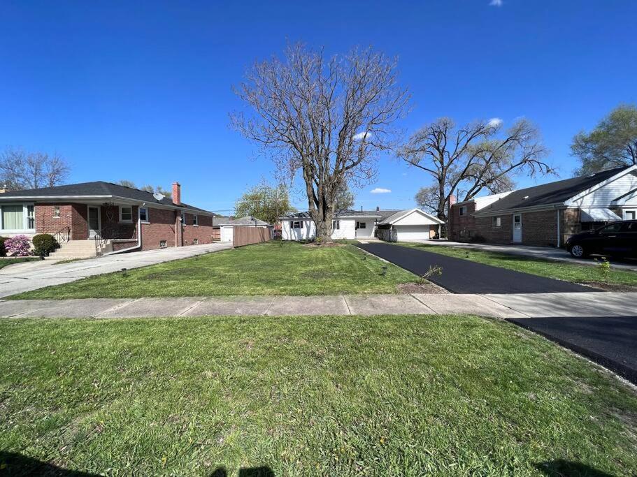 Modern 3Bed 2Bath Ranch With Diy Art Porch 3Tvs And Huge Front Yard To Enjoy! Villa Calumet City Exterior photo